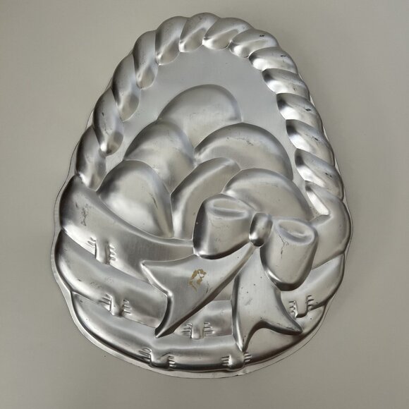 WILTON 1980 Easter Cake Pan Eggs In A Basket Cake Mold - Picture 1 of 9